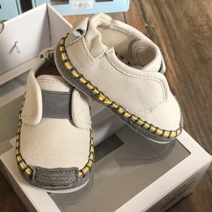 NEW Robeez 9-12 mo -Style:James -Color-Lt Grey